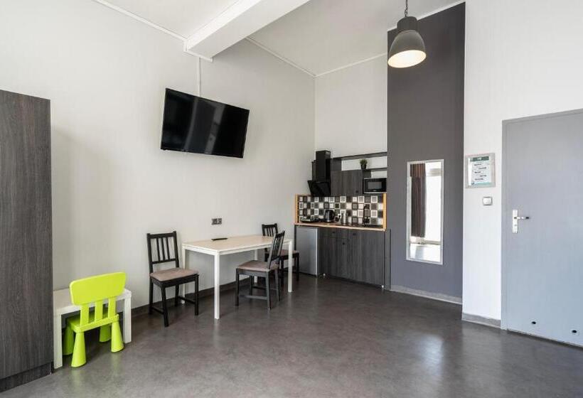 Четырехместный Номер Deluxe, 110 Hostel