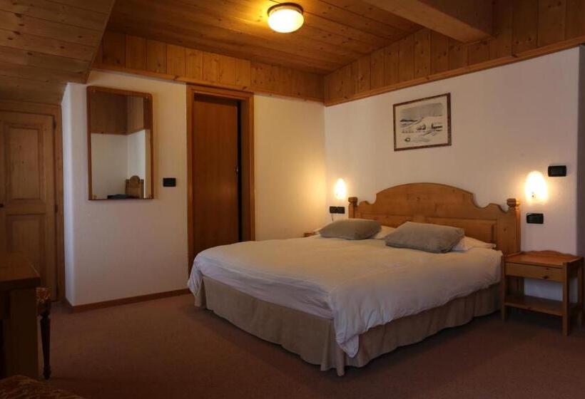Трехместный Номер Стандарт с Балконом, Albergo Centrale Forni