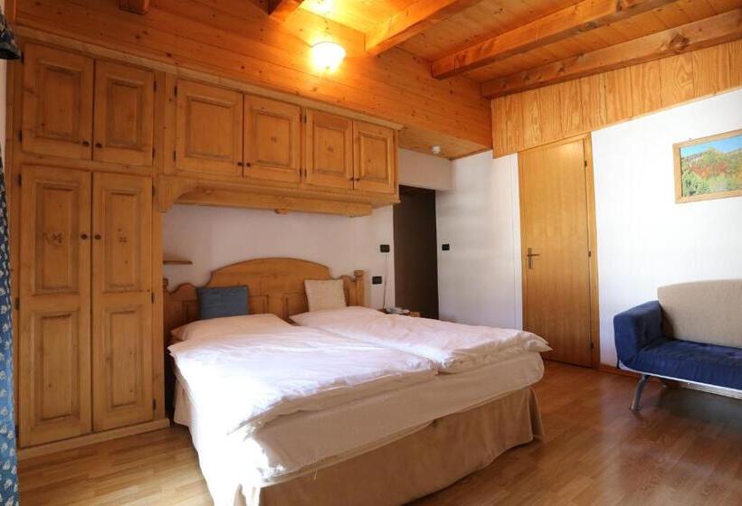 Трехместный Номер Стандарт с Балконом, Albergo Centrale Forni