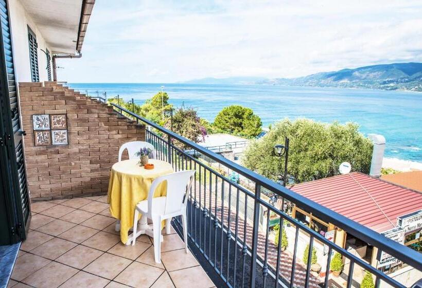 اتاق استاندارد با بالکن و چشم‌انداز دریا, Belvedere B&b