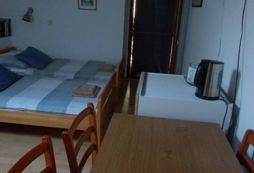 스탠다드 트리픔 룸 공동욕실, Guest House Accommodation Rupine