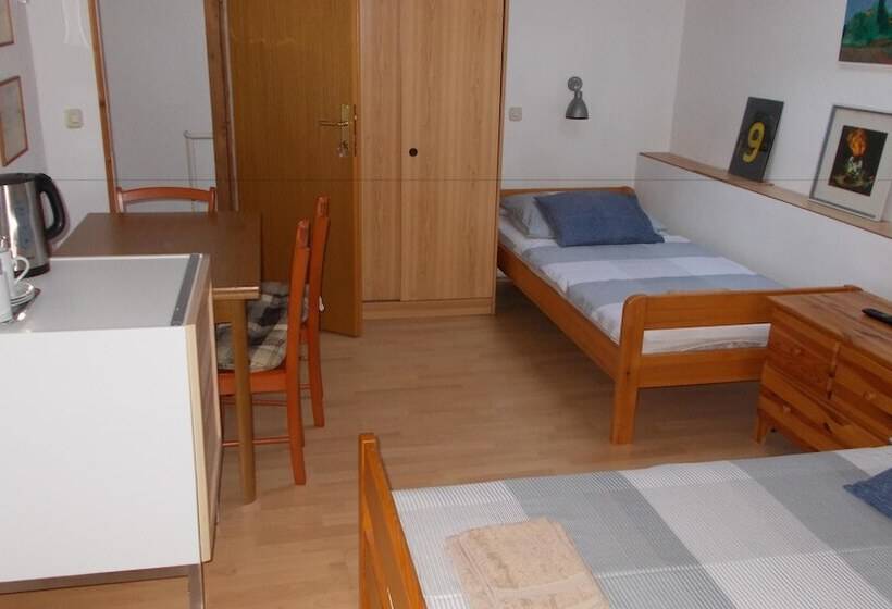 스탠다드 트리픔 룸 공동욕실, Guest House Accommodation Rupine
