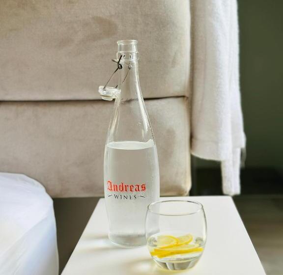 컴포트 룸, Andreas Country House