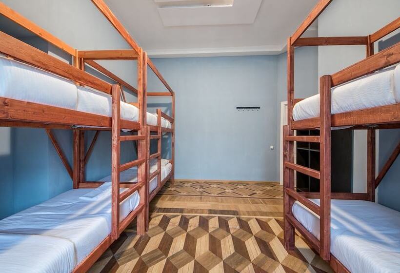 تختخواب در اتاق مشترک, Hat Off Hostel