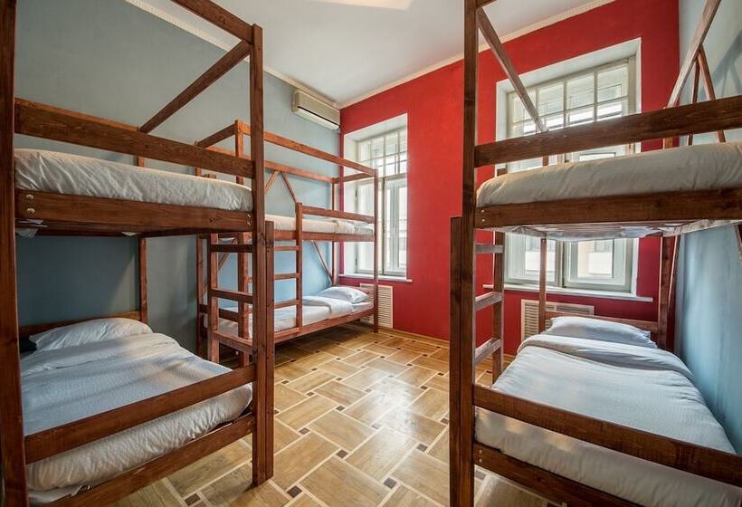 تختخواب در اتاق مشترک, Hat Off Hostel