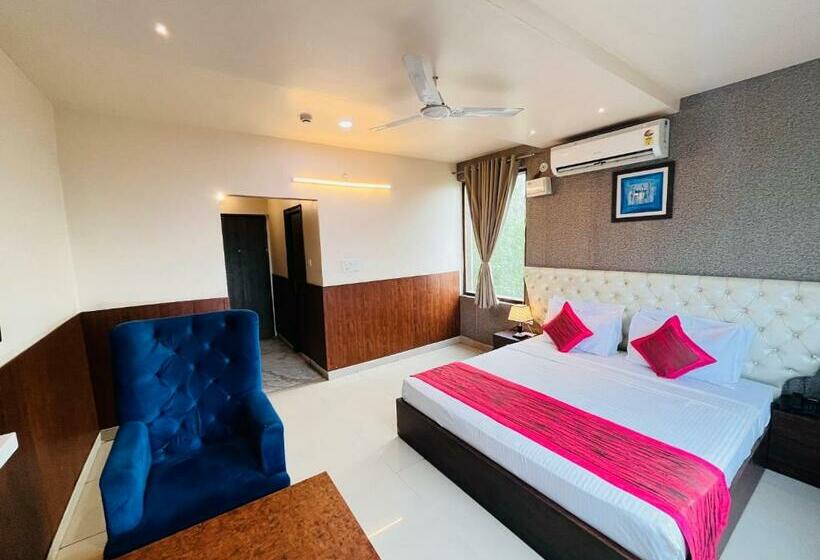 اتاق لوکس, The Leaf   Gomti Nagar Lucknow