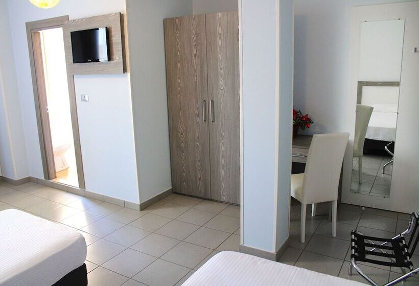 Номер Стандарт Трехместный, Savoia