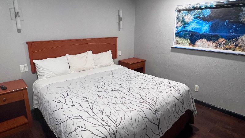 스위트 킹사이즈 침대, Anchorage Inn Lakeport