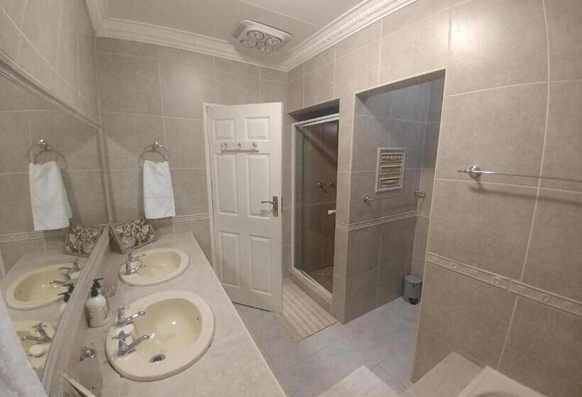 Люкс, Peppertree Guest House Paulshof Jhb Solar&boreholewater