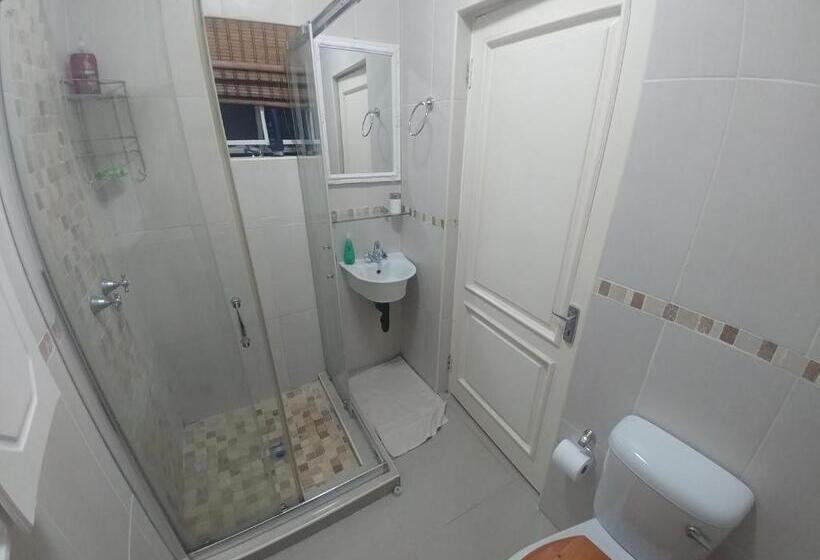 Апартаменты 1 Спальня, Peppertree Guest House Paulshof Jhb Solar&boreholewater