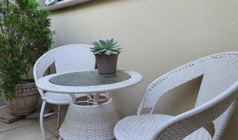 Апартаменты 1 Спальня, Peppertree Guest House Paulshof Jhb Solar&boreholewater
