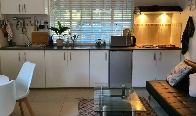 Апартаменты 1 Спальня, Peppertree Guest House Paulshof Jhb Solar&boreholewater