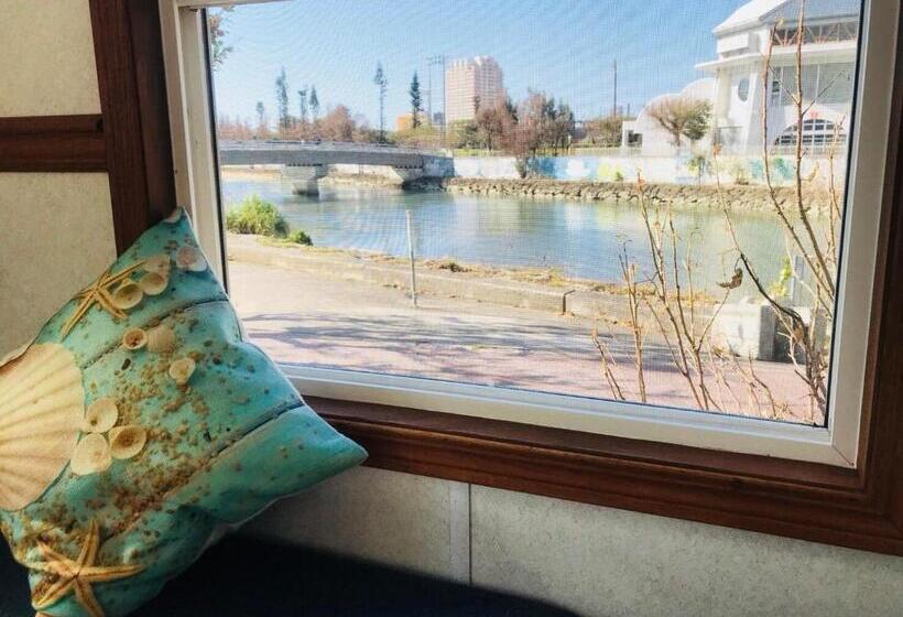 اتاق خانوادگی با چشم‌انداز دریا, Mini Chula Inn