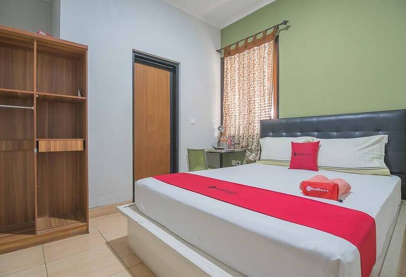 Номер Economy, Reddoorz Syariah Near Krida Nusantara