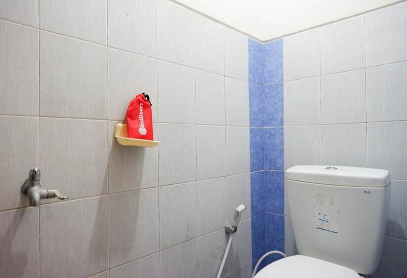 Номер Deluxe, Reddoorz Syariah Near Menara Kudus