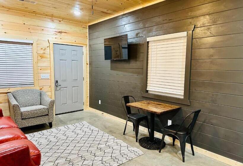 스위트 킹사이즈 침대, Knotty Squirrel Cabins