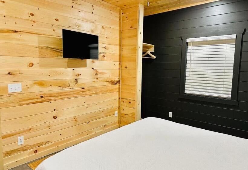 스위트 킹사이즈 침대, Knotty Squirrel Cabins