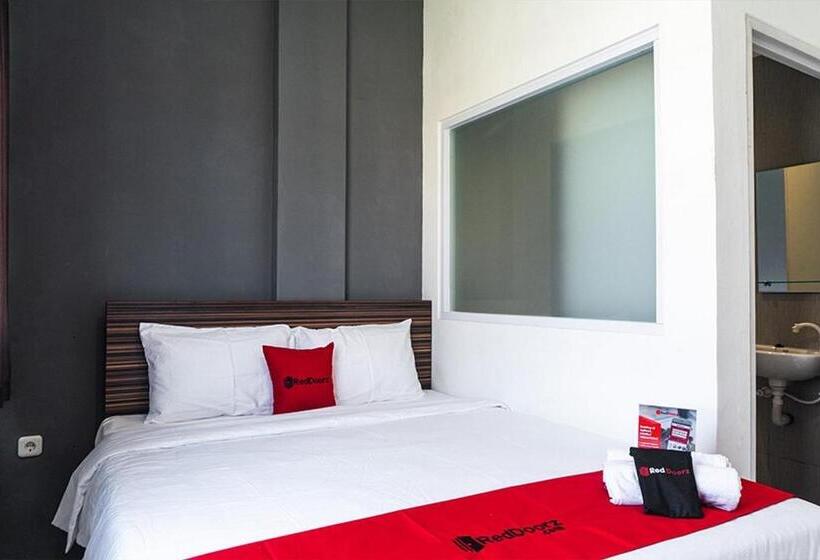 Номер Economy, Reddoorz Near Seasons City Mall