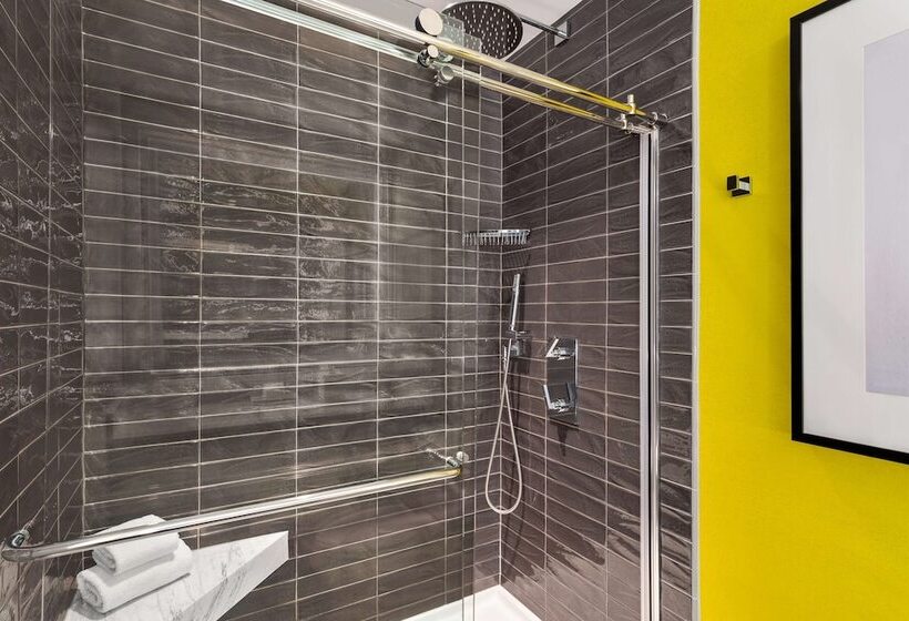 استودیوی استاندارد, Hilton Motif Seattle