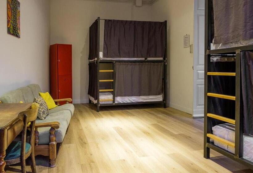 تختخواب در اتاق مشترک, The Yard Hostel