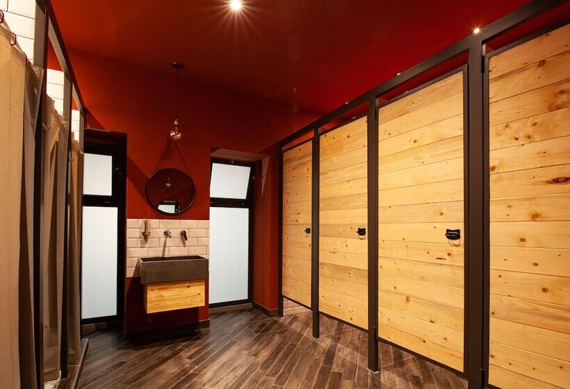تختخواب در اتاق مشترک, The Yard Hostel