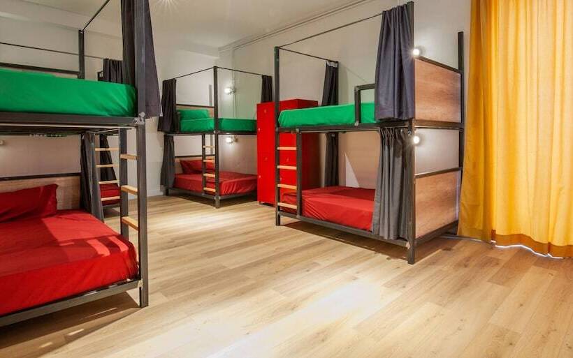 تختخواب در اتاق مشترک, The Yard Hostel