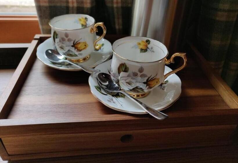 سوئیت جونیور با تخت بزرگ, Rokeby Manor