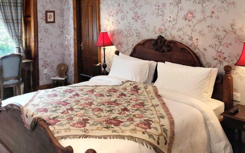 سوئیت جونیور با تخت بزرگ, Rokeby Manor