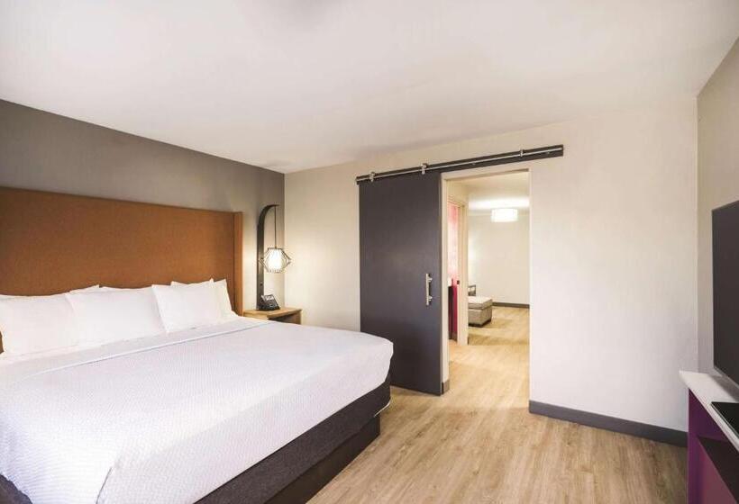מיטת קינג בסוויטה, La Quinta By Wyndham Chattanooga Hamilton Place