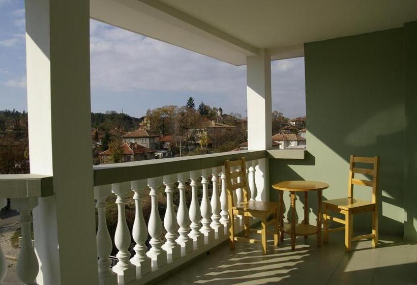 Четырехместный Номер Стандарт с Балконом, Karadzhovy Guest House