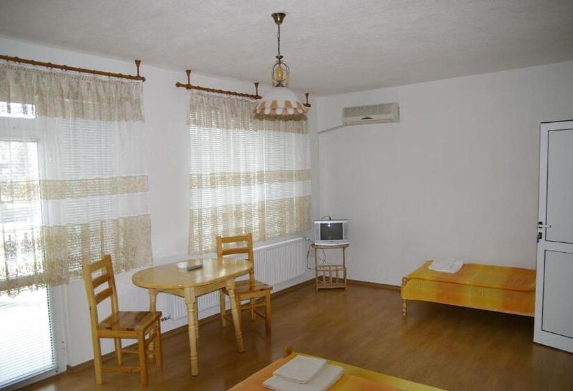 Четырехместный Номер Стандарт с Балконом, Karadzhovy Guest House