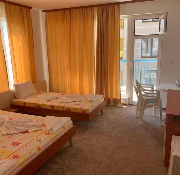 غرفة قياسية ثلاثية مزودة بشرفة, Lilia Guest House