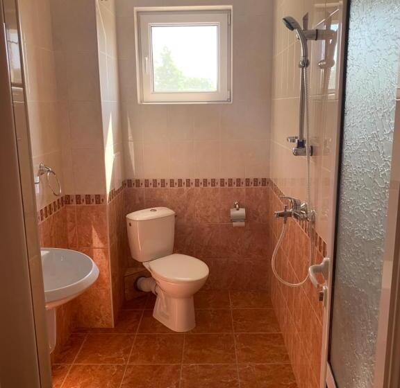 غرفة قياسية ثلاثية مزودة بشرفة, Lilia Guest House