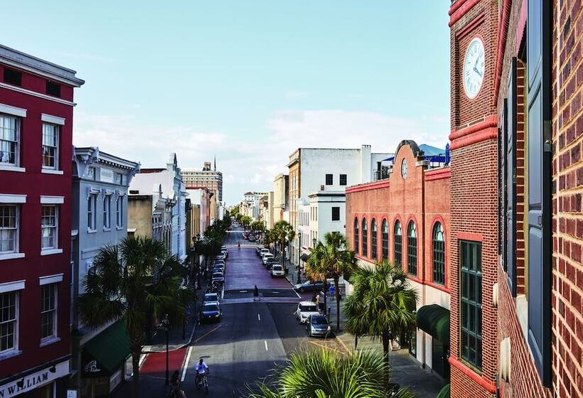 جناح جونيور, The Charleston Place