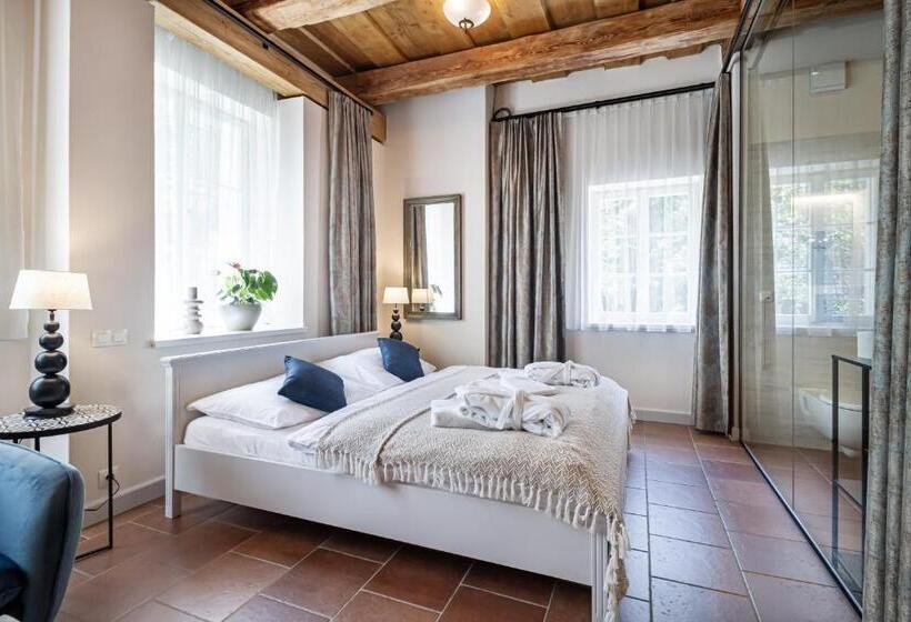 デラックストリプルルーム, Apartmány šupina