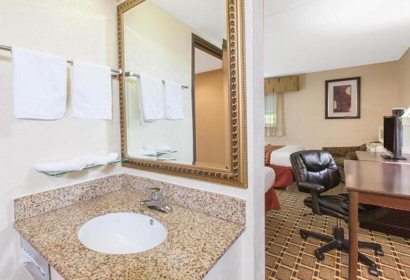 Люкс Кровать Кинг, Days Inn & Suites By Wyndham Madison Heights Mi