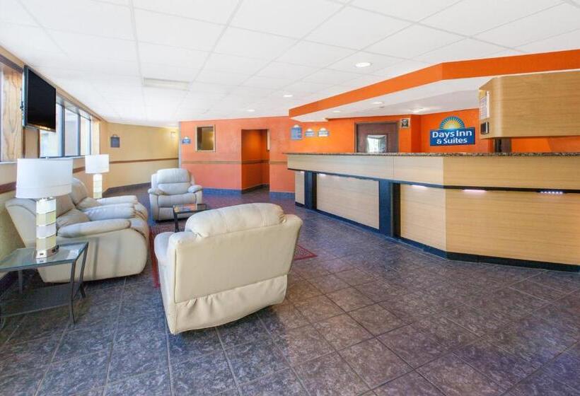 Номер Стандарт Кровать Кинг Адаптированный для Инвалидов, Days Inn & Suites By Wyndham Madison Heights Mi