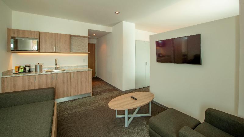 带大床的套房, Holiday Inn & Suites   Merida La Isla, An Ihg
