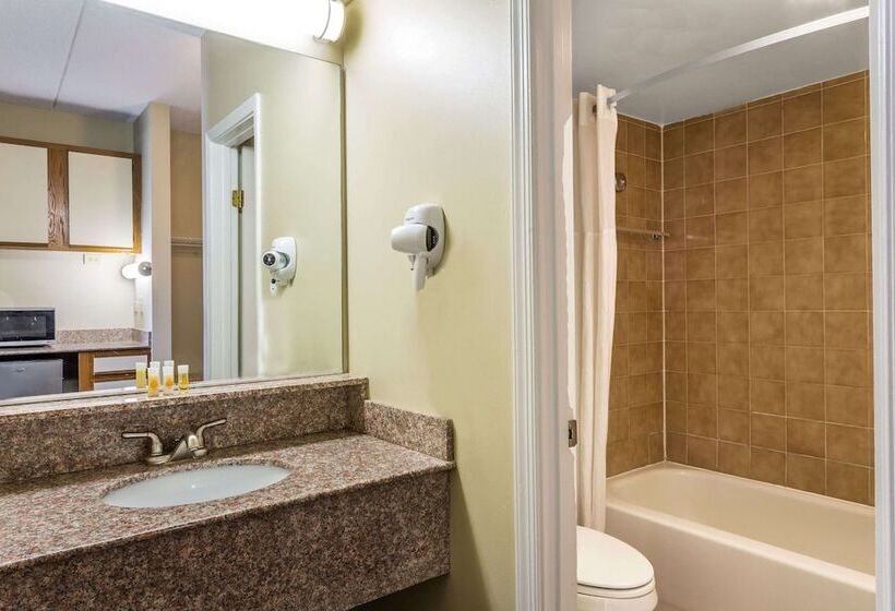 带2个双人床的标准工作室, Days Inn By Wyndham Virginia Beach At The Beach
