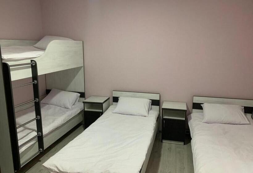 اتاق خانوادگی, Guest House Max