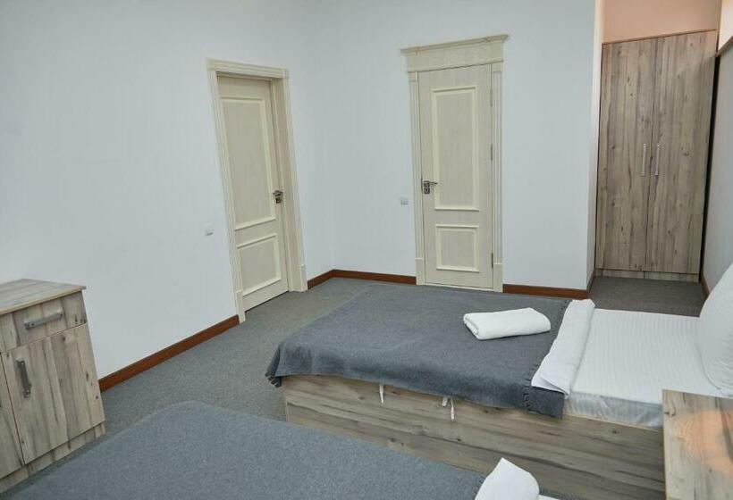 חדר דלוקס לשלושה, Muqaddas