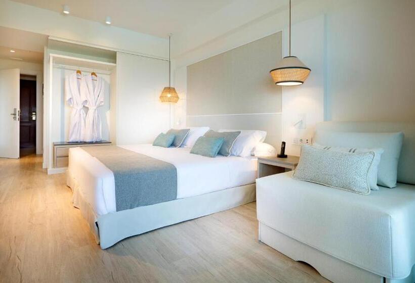 Номер Deluxe Вид на Бассейн, The Signature Level At Grand Palladium Sicilia Resort & Spa