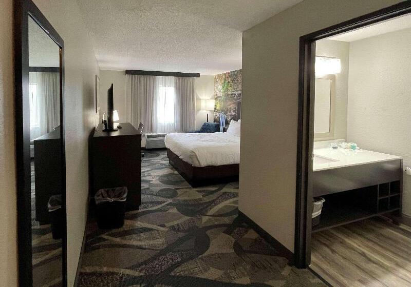 Люкс Кровать Кинг, Clarion Inn Near Wright Patterson  Dayton