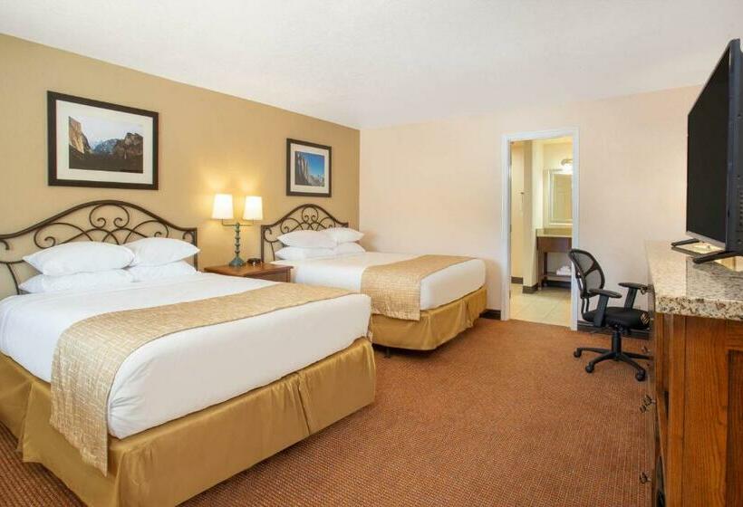 Номер Стандарт, Travelodge By Wyndham Hawthorne