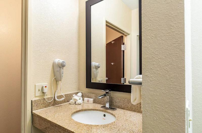 适合残疾人使用的标准间, Red Roof Inn Plus & Suites Houston   Iah Airport Sw