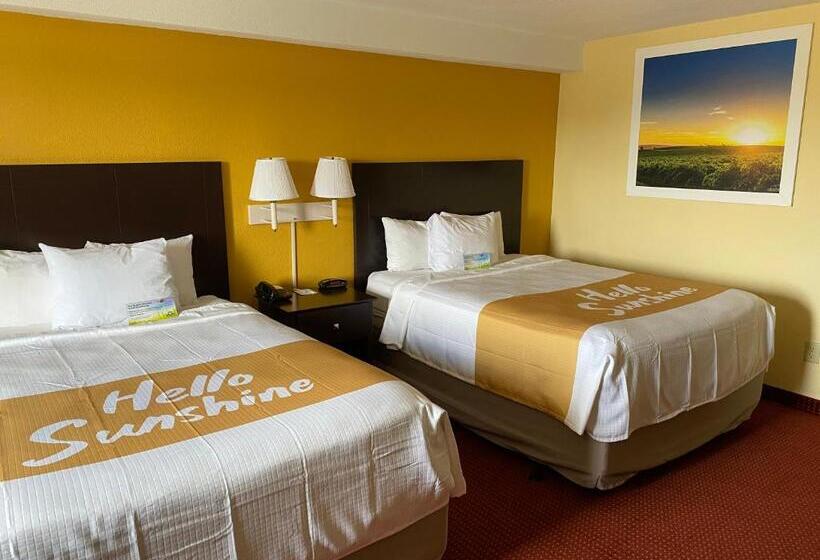 디럭스 룸, Days Inn & Suites By Wyndham Des Moines Airport