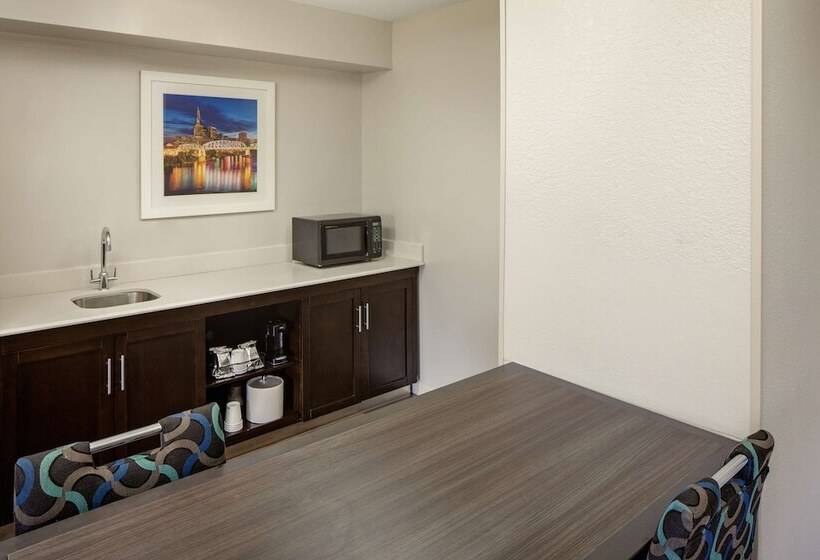 Lakosztály, Hampton Inn & Suites Nashvilleairport