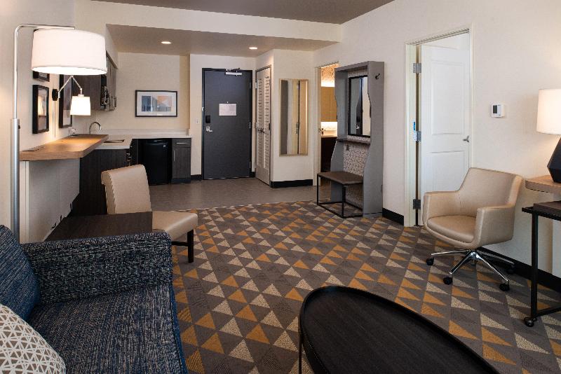 带大床的套房, Holiday Inn & Suites   Idaho Falls, An Ihg