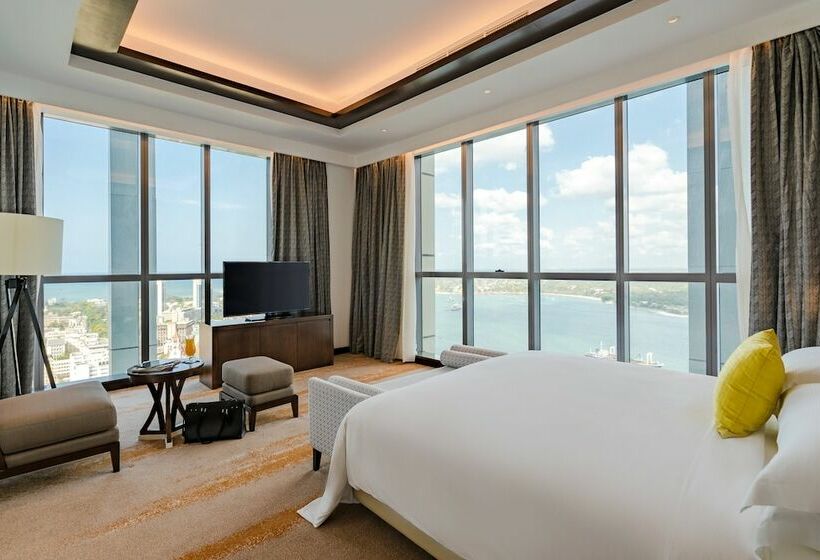 اتاق کلاس بیزنس, Johari Rotana