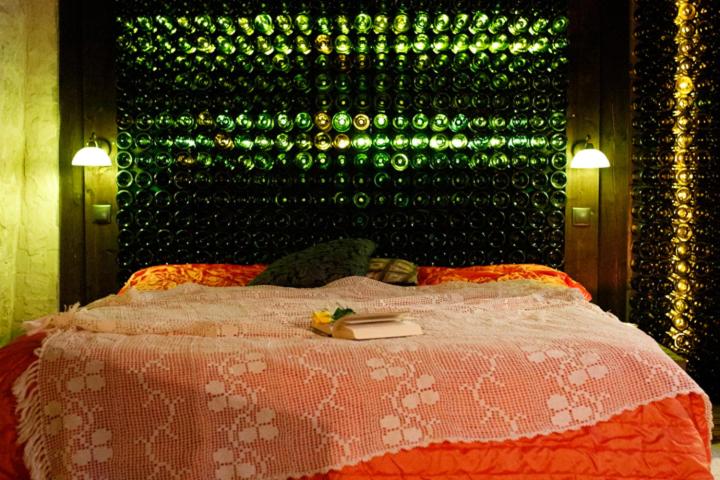 بانگلوی لوکس, Vinoteegi Residents